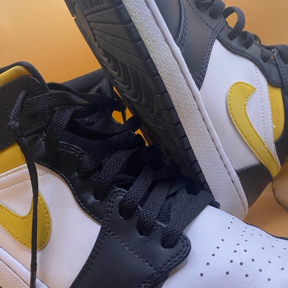 2021
Air Jordan 1 Mid 'Black University Gold' Size 9.5 Men - Picture 3 of 5